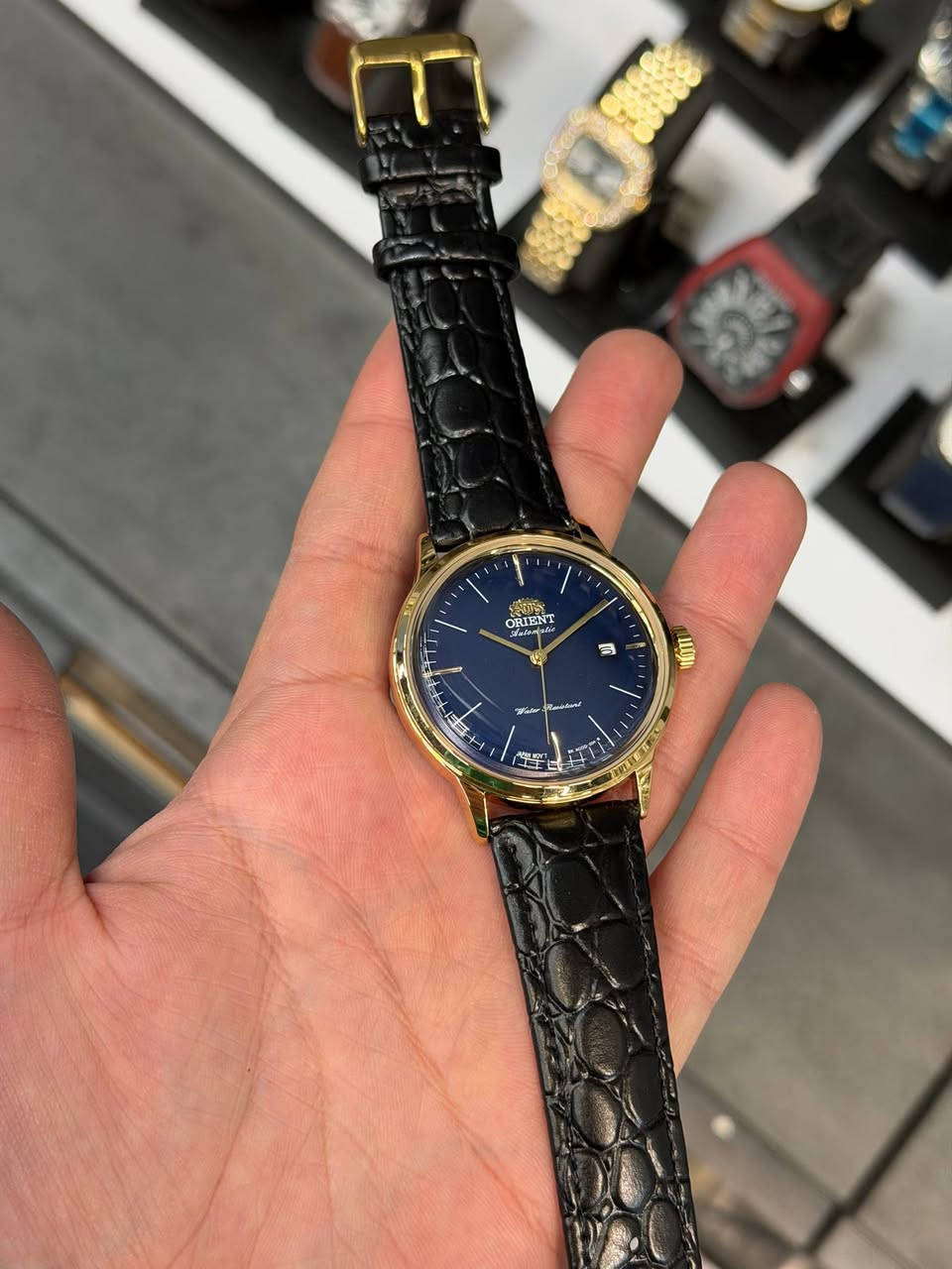 😍 وصلنا حديثا ماركه ORIENT 😍
😉سير جلد طبيعي الأصلي المنقش😉 
😎تعمل الساعه بنظام الاوتوماتيك😎
💐ملحقات الساعه العلبه الاصليه بأسم الماركه+كتلوك الساعه+العلاكه💐
😘طلاءثابت 100٪ الأصلي 😘 
🤩الجامه زفير ضدالخدش والصدء🤩 
🤗ضمان 2سنه  حقيقي من تاريخ الشراء
مستعدون لعمل الطلبيه حسب الطلب
  🌷توجد موديلات وتصاميم حديثه🌷
 🌺زورونا ستجدون كل ماهو جديد🌺
لمعرفه الأسعار 
 الاتصال على الرقم فايبر واتس اب...
*********** سيد عمار
 *********** محمد مهدي 
يوجد توصيل  جميع محافظات العراق 
           مجمع عالم الساعات 
       الديوانيه السوق الكبير 
      محمدعبدالرزاق الخضري
