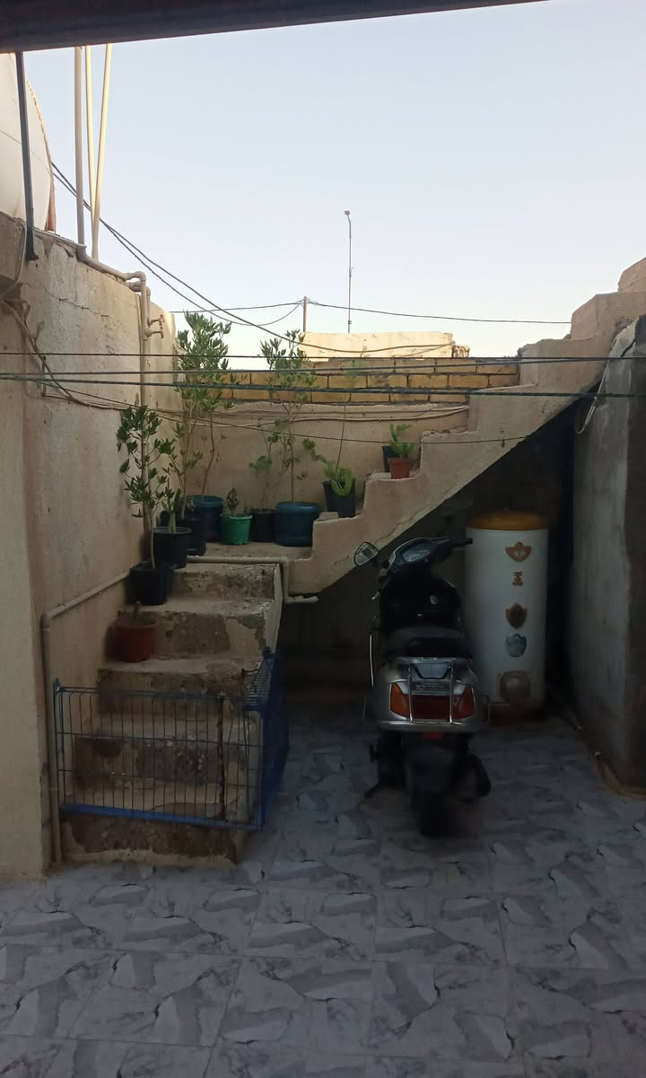 مشتمل البيع المساحه 100 يحتوي علئ غرفه نوم 4×6 ومطبخ نفس المساحه وحمام داخلي و صحيت كامله المكان حي الحكيم على الكورنيش اتصل على الرقم الاستفسار اكثر 
***********
