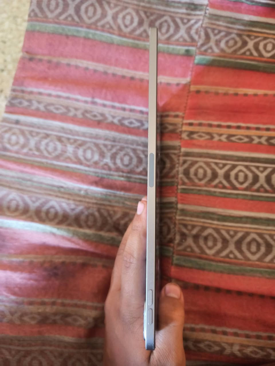 سلام عليكم ايباد m2ذاكره ١٢٨ نضافه موضحه كدامكم ايباد جديد بالمعنى كلمه ريده ٨٠٠بي مجال بسيط جداً رقم التواصل *********** بكاني شعب
