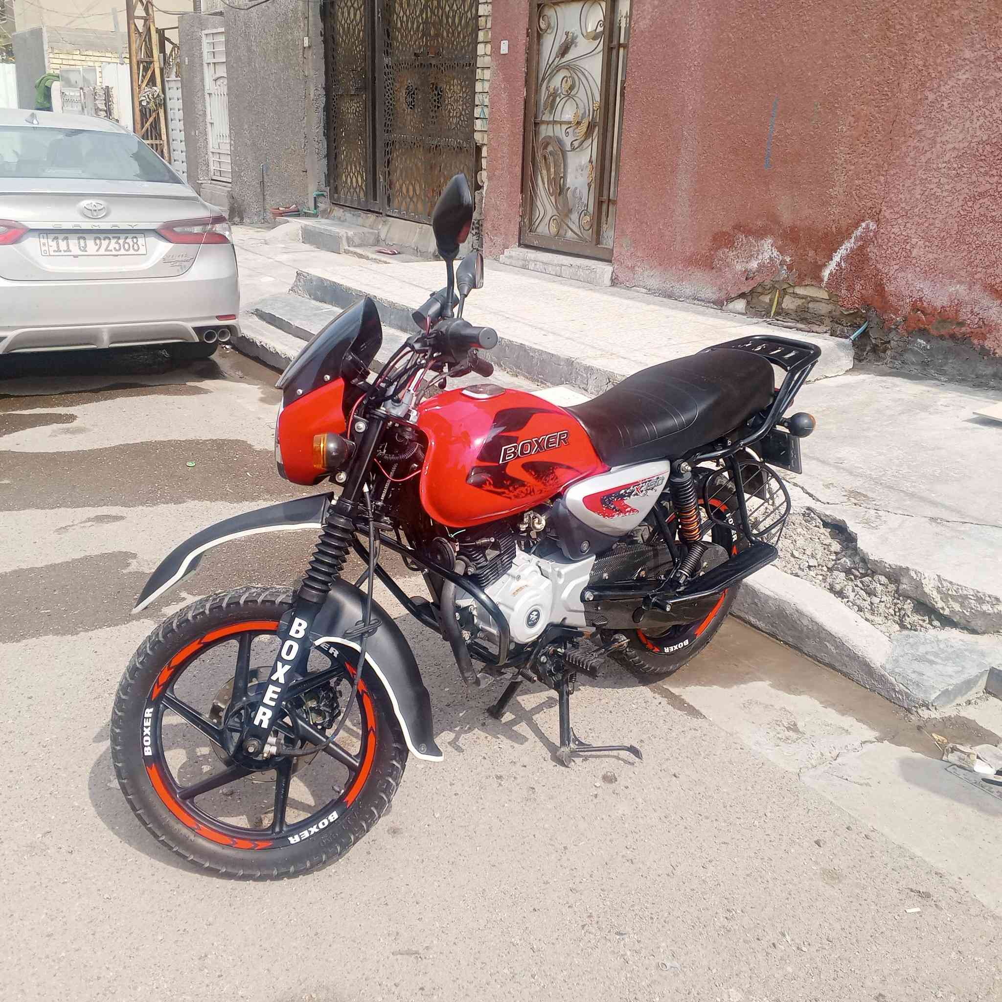 السلام عليكم 
دراجة بوكسر موديل 2022 لون احمر مرقم بغداد دولي لوحات عدد (٢) ماشية (٢٦الف) دراجة كلش حلوة على وضع الشركة محرك برغي مامفتوح بي كهربائيات كلهة شغالة 
ملاحظة مهمة ((الدراجة مامشتغلة نهائيا دلفري فقط استخدام شخصي))
السعر 2700 مليونين وسبعمية
بغداد حي البنوك ***********
