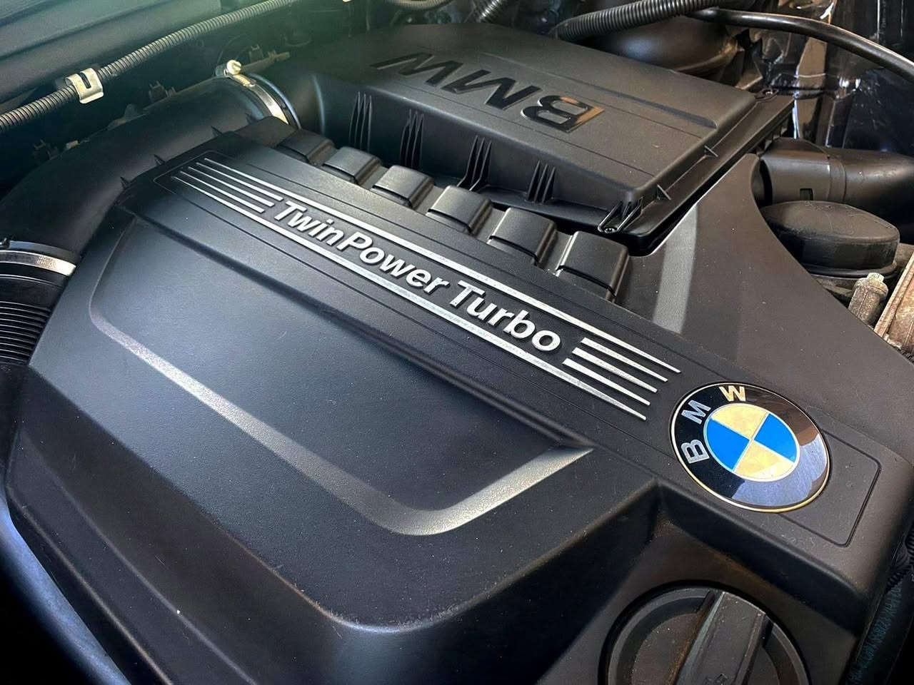 للبيع  او المراوس
BMW X3 2017_ X drive 35i
فووول مواصفات 
محرك : 6 سلندر 3.0 توين تيربو

كشنات  جلد تدفئة لجميع الكشنات وكهرباء وخزن ذاكرة لكرسي السائق
كشنات الخلفية تدفئه
حساسات أمامي خلفي جانبي 
نظام اوتو ستوب ( التوقف الذاتي)
نظام اوتو هولد ( اطفاء وتشغيل المحرك أثناء 
التوقف لغرض تقليل استهلاك الوقود)
دخول ذكي بدون مفتاح .. 
صندوق كهربائي 
ادابتف لايت (اللايت تفاعلي حسب كمية الاضائة يقوم بالتحويل بين الناصي والعالي )
لايت متحرك مع الستيرن بجميع الاتجاهات
نظام xdrive  (الدفع الرباعي) 
السيارة  ماشية 108الف كيلو متر ٫ رقم جديد اربيل ،
 .. بيها الجاملغ الامامي امبدل  و البنيد امبدل  
اي استفسار ، يرجى الاتصال ع الواتس اب 
رقم متوفر واتساب ***********
