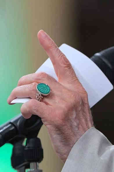 خاتم عقيق يماني اصلي منقوش نقش يدوي
بصياغة يدوية بحت جميلة وفاخرة مثل صياغة خاتم الولي الفقيه السيد علي الخام///:نائي وفيه حرز وتربة الامام الحسين (عليه السلام) تحت العقيقه
يلبس قياس 26-27
للطلب والاستفسار راسلني ماسنجر او على الرقم ***********
