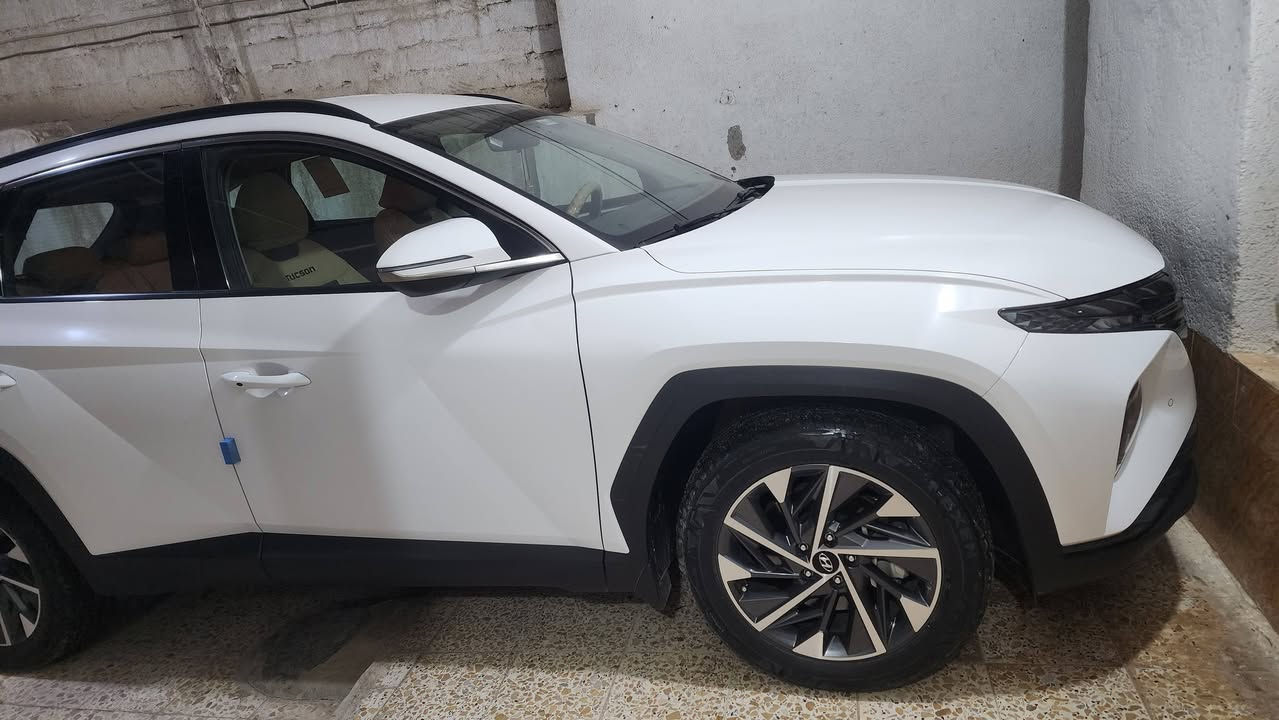 توسان 2024 
ماشية 23 الف 
بأسمي . شرط المداور 
السعر 225  قابل للتفاوض 
هاتف / ***********
