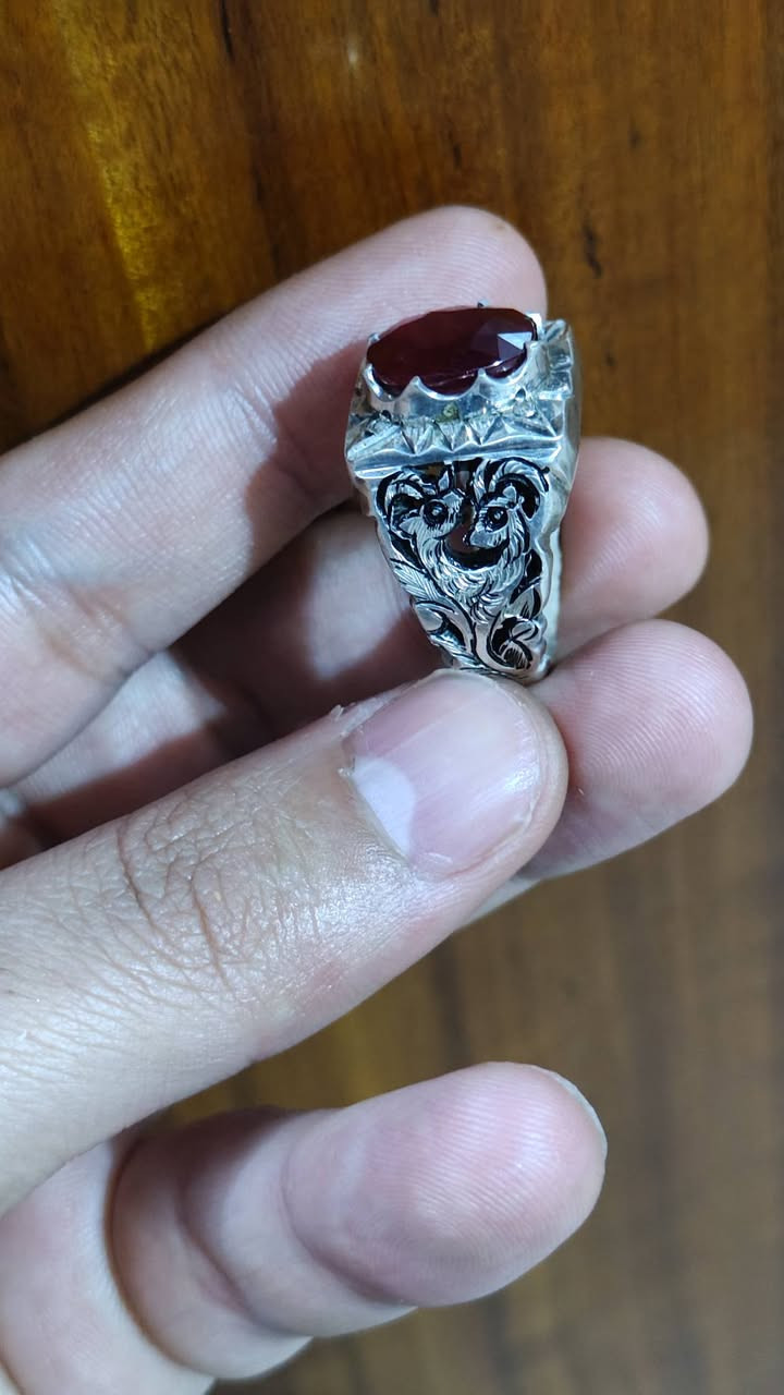 السلام عليكم ياقوت افريقي قطعه روعه صياغه جراح للاستفسار خاص او واتساب ***********
