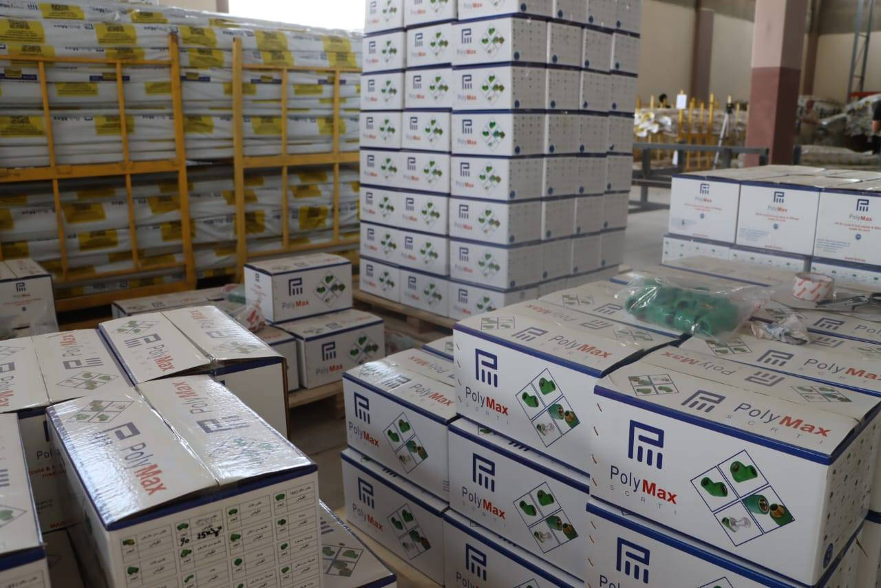 صنع في العراق يقتحم السوق المحلي 

في خطوة واعدة تعكس التقدم الصناعي المحلي وتؤكد كفاءة المنتج الوطني أطلق مصنع المنتجات المطاطية التابع للشركة العامة للصناعات المطاطية والإطارات أولى شحنات منتج أنابيب PPR علامة بولي ماكس عالي الجودة إلى وكيله الحصري شركة أمواج الطيب للتجارة العامة في إطار خطة استراتيجية لتعزيز حضور المنتج العراقي في السوق المحلي.

ويأتي ضمن مساعي وزارة الصناعة والمعادن لتوفير بدائل محلية منافسة للمستورد بجودة عالية وبأسعار مدروسة تسهم في دعم الاقتصاد الوطني وتشجيع الاعتماد على الإنتاج المحلي.
وقد تمت عملية التسويق بنجاح بعد اجتياز المنتج لجميع الفحوصات الفنية والمعايير القياسية، حيث يتميز منتج PPR المصنع محليًا بمتانته وكفاءته في نقل المياه واستخدامه في شبكات التدفئة والتبريد ويعد خيارًا مثالياً للمشاريع السكنية والصناعية الحديثة.
ويعد هذا الحدث خطوة أولى ضمن سلسلة من المبادرات الهادفة إلى تطوير منظومة الإنتاج والتسويق الصناعي في العراق بما يحقق التكامل بين القطاعات الحكومية والقطاع الخاص ويعزز مسيرة الاكتفاء الذاتي.
ولمزيد من المعلومات الاتصال على قسم التسويق 
*********** 
ويمكنكم متابعة مواقع الشركة العامة للصناعات المطاطية والاطارات على الروابط ادناه
الفيسبوك 
https://www.facebook.com/profile.php?id=100064145823236&mibextid=ZbWKwL
  الانستغرام على الرابط التالي 
https://www.instagram.com/rubbertyre/?igshid=dxb8xj86vd2n
ومتابعة صفحة الشركة على تويتر على الرابط التالي 
https://twitter.com/i/flow/login?redirect_after_login=%2Frubbertyredb
وعلى برنامج tik tok 
https://www.tiktok.com/@rubbertayer
وعلى اليوتيوب 
https://www.youtube.com/channel/UCnLID0Dv4JpAfzcG4b3OAMQ
بالاضافة الى موقع للشركة الرسمي https://scrti.industry.gov.iq
