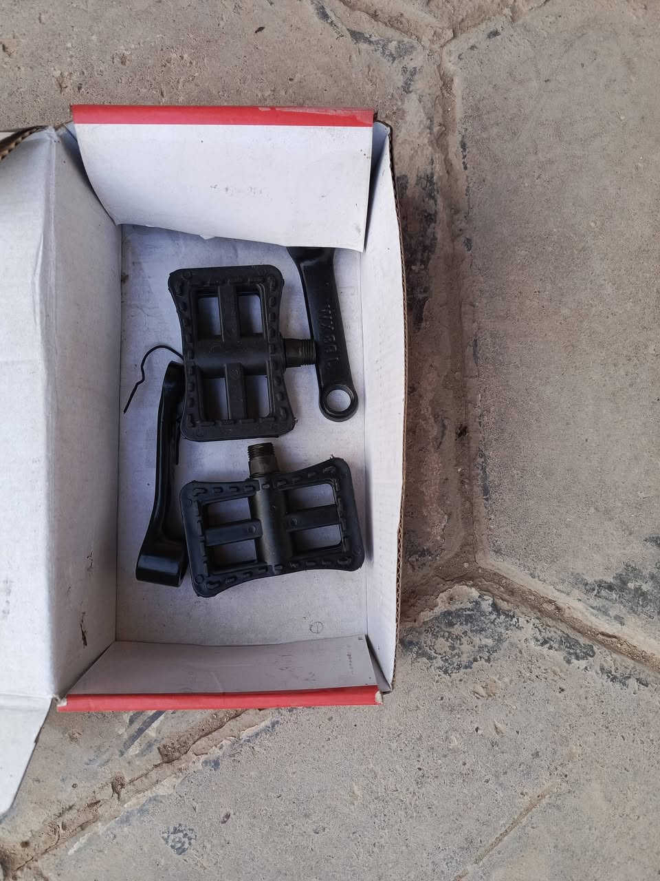 السلام عليكم ،،
عندي دراجة شحن للبيع ،،
اسم الدراجه إكس 900،،
بيها بك R فول مواصفات ،،
مابيها نقص عدا البطاريات 5 ،،
وعطلانات 4 باقيه وحدة ،،
السعر الدراجه النقد 700 وبيها مجال لان ،،
محتاج ،،
المكان بغداد فلكت حي النصر ،، 
***********
