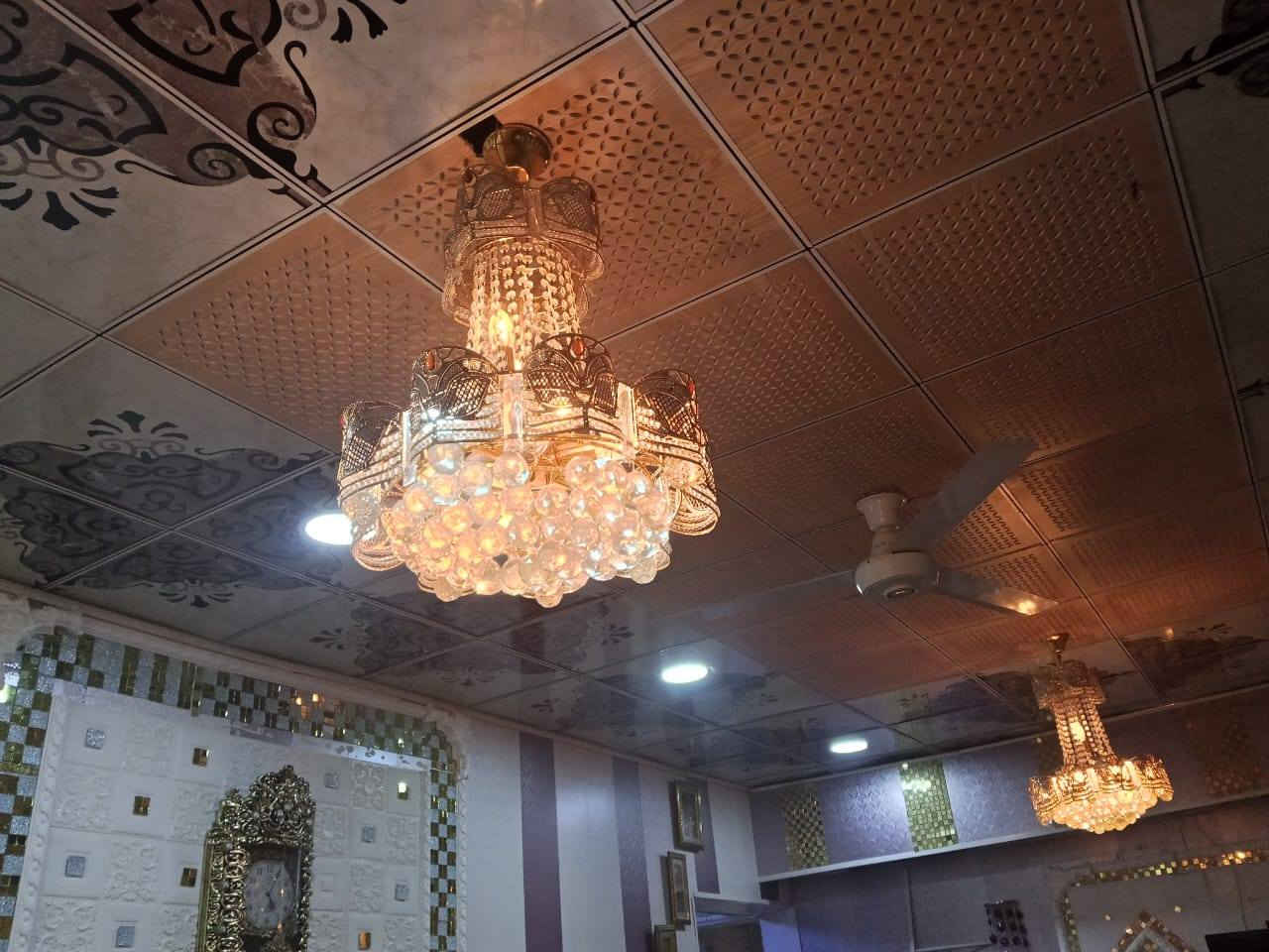 مكلفة بالنشر💥ثريات ٣ اشكال  وطاولة وسطية استعمال قليل الثريات ٤٠ الزوج والطاولة٥٠ الشراي يتصل ***********
