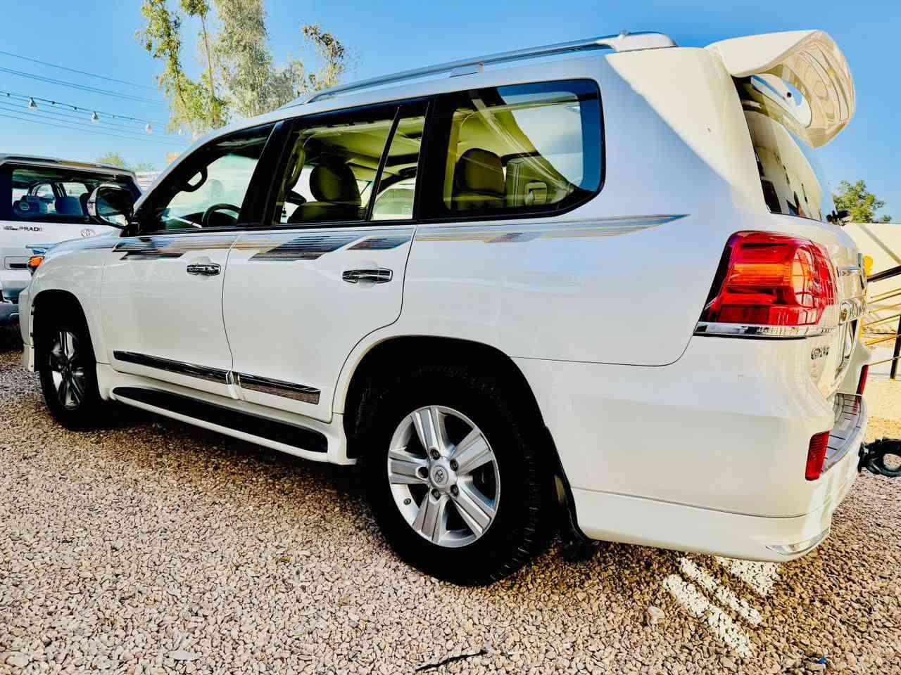 السلام عليكم للبيع لاندكروز GXR ٢٠١٤ اصل بأسمي السياره كفاله من الحادث فطيم حداديه جديده وتخم تاير جديد والسياره احلى من الصور مكان السياره كربلاء حي الاسره  السعر ٣٨٠ وبيها مجال للشراي سعر مناسب مال بيع للإستفسار *********** /***********
