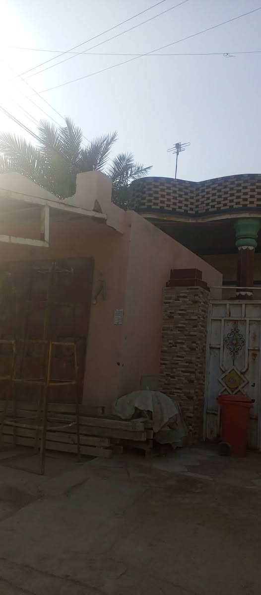 سلام عليكم بيت للبيع مساحه 350طابو  
يتكون من 4 غرف نوم 
صاله 
ديوانيه و مطبخ كراج  ومحل مال سياره
المكان حي الزهراء. ع
7 نيسان 
***********
