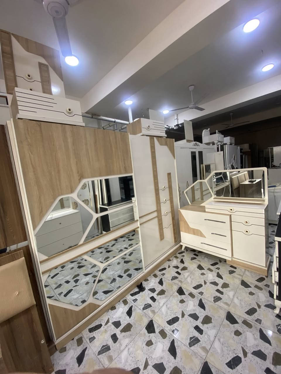 السلام عليكم غرف نوم كامله بسعر مناسب وغراض مستخدمه الرقم ***********المكان تكريت حي العصري نهايت شارع البلديه يم أسواق البركه كلمن وسعره يوجد خدمت توصيل
