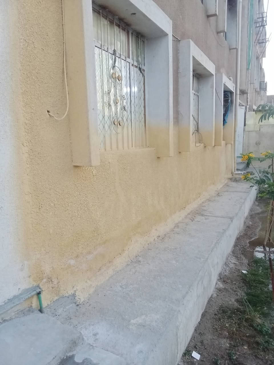 شقه ارضيه العمارات السكنيه قريب تقاطع الهوره خلف محلات الجديده  شارع المغرب  غرفيتين نوم مع استقبال مع مطبخ وصحيات وكراج سياره للاستفسار الاتصال *********** اوالاواتساب ...
