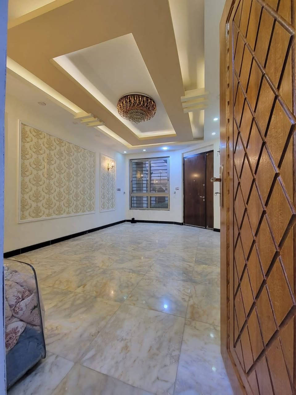 #دارللبيع

على شارع المشجر مباشر 

المساحة 134م

بواجهة 6.70×20

بناء سنة 2022من الأساس 

يحتوي على

تشجير واسع عبارة عن كراج +حديقة

مدخلين  صالة +مطبخ

حولي داخلي كبير 

غرف نوم عدد 3

خدمات صحية عدد 2

ارضيات مرمر والبيت كلة ديكورات

الموقع الغزالية شارع المشجر  الرئيسي

للاستفسار الاتصال 
***********
