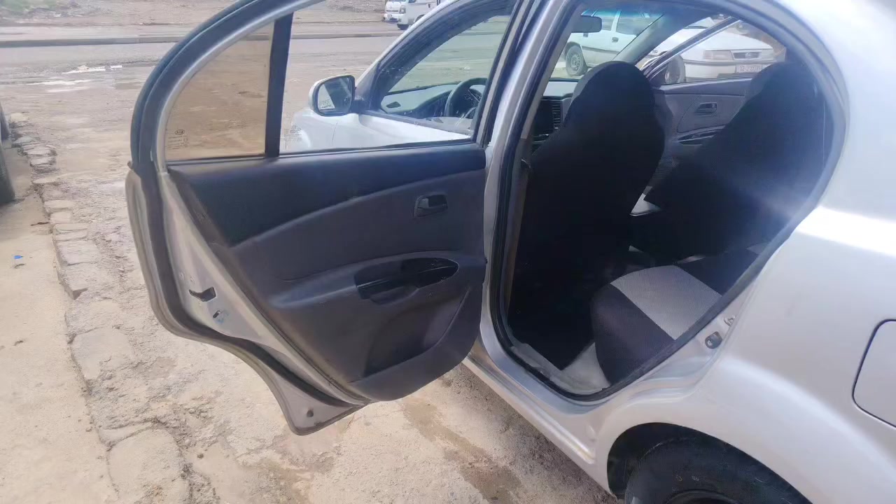 كيه ريو ٢٠١٠  سياره صبغ عام جانت تكسي ونصبغت خصوصي ضررها برأس الجاملغ فقط
كير مكينه شرط 
تبريد تدفئه
كلشي موضح بل فيديو
***********
سعرها ٧٨ ورقه سياره جاهزه على آخر حبه
