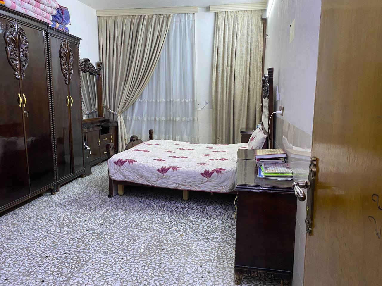 سلام عليكم بيت ١٠٠ متر للبيع قاطين قرب غازي المضمد الاورفلي السعر ١٧٥ مبنى عله شكل بيتين بيت جوه وبيت فوك كل بيت معزول بوحده المي والكهرباء معزولات ***********
