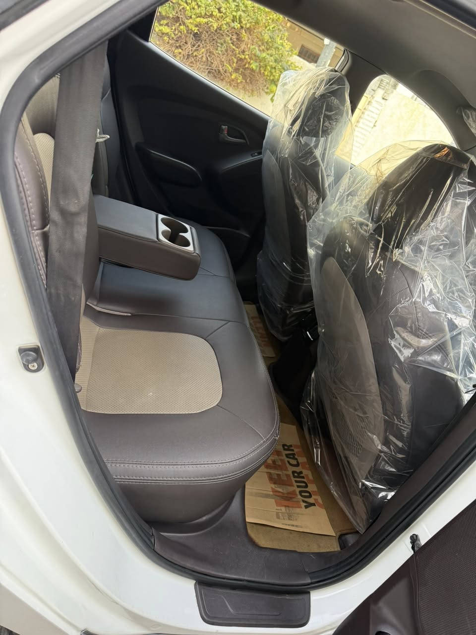 السلام عليكم
هونداي توسان 2015 خليجي اللون ابيض 
ماشيه 78 الف كيلو 
والرقم بغداد الماني سنويه جديده 
بيها صبغ اللي مأشر بالمنشور والصور  كير ومحرك مكفوله 
والسياره جاهزه من كلشي 

قماره حديد
محرك 2000 دوش 
داخل جلد اصلي 
شاشه اندرويد 
ويل كب كروم عدد5
لد نهاري 
لايت عدسه 
تبريد خلفي 
السياره خليجيه وجاهزه ورايدها  ( 138$)
والاتصال ***********
بغداد / الوزيريه
