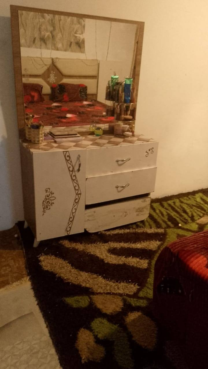 السلام عليكم عندي الغرفه خشاب مستعمله السعر (400الف )ابيه مجال الغرفه نضيفه ابس عيبه المجر 
الخير مضروب من الطرف يرجى الاتصال والاستفسار ع رقم الهاتف ***********
مكاني بغداد العامريه
