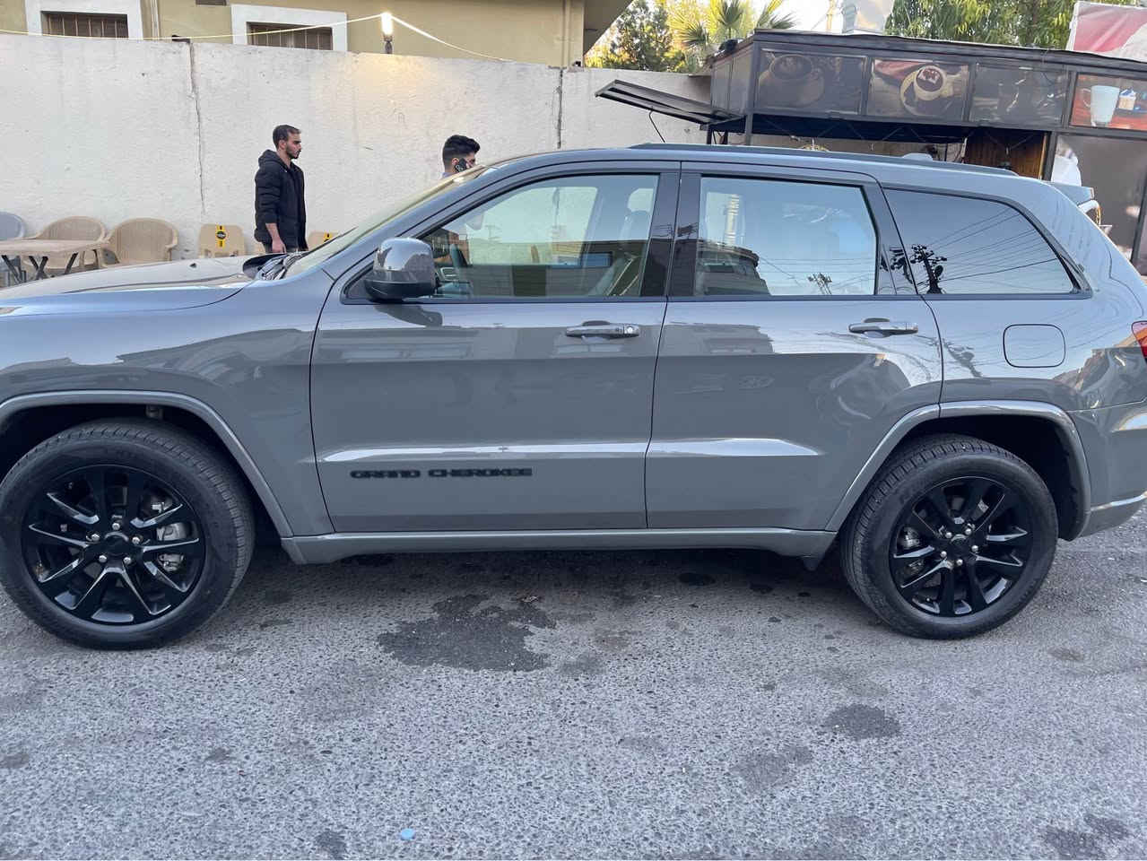 المواصفات فول : 
-جيب كراند شيروكي (بلاك توب) 2021
-ماشية 52,000 كم
-بصمة و بصمة ابواب
-دفع رباعي 4*4
-تشغيل عن بعد
-اوتو هولد 
-رادار امامي تحديد مسار
-فتحة سقف
-رادار خلفي 
-رادار جانبي 
-نقاط عمياء 
-لايت زينون بلادي 
- حساسات خلفي
-اوتو ستوب 
‏- ‎كشنات جلد وشامواه
-تدفئة كشنات 
- تدفئة ستيرن
‏-شاشة كبيرة و (Apple car play +Usp+Aux)
-نظام GPS (بوصله)
-كامرة خلفية
‏- ‎تبريد قطعتين + تبريد منفصل شاشة
- وبيها بعد مواصفات  

الضرر :-
جاملغ سكن صبغ وحافة البنيد شبر بدون دواخل وبدون ايرباك (كلها سليمة)

السعر: 29,900 USD وبي مجال
299$ ورقة وبي مجال

مكان السياره اربيل.
للأتصال: *********** أربيل, العراق
