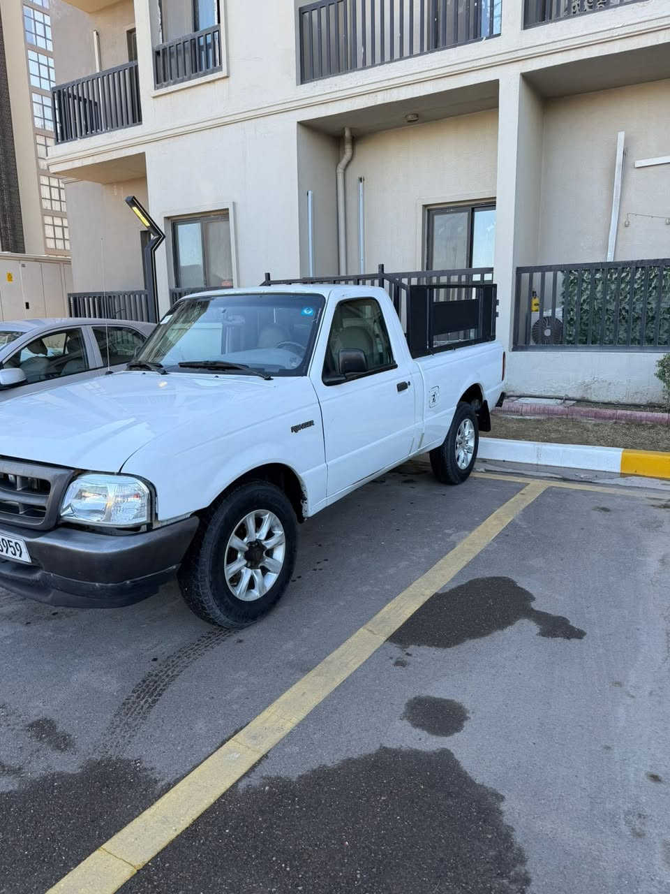 سلام عليكم للبيع فورد رانجر موديل ٢٠٠٠ 
تبريد كشنات جلد تخم تاير حداديه جديده كلشي بيها شغال ومابيها اي نقص 
كير ومحرك ملكه رقم صلاح الدين بسمي شرط التحويل 
مكانها بغداد حي الجهاد 
***********
