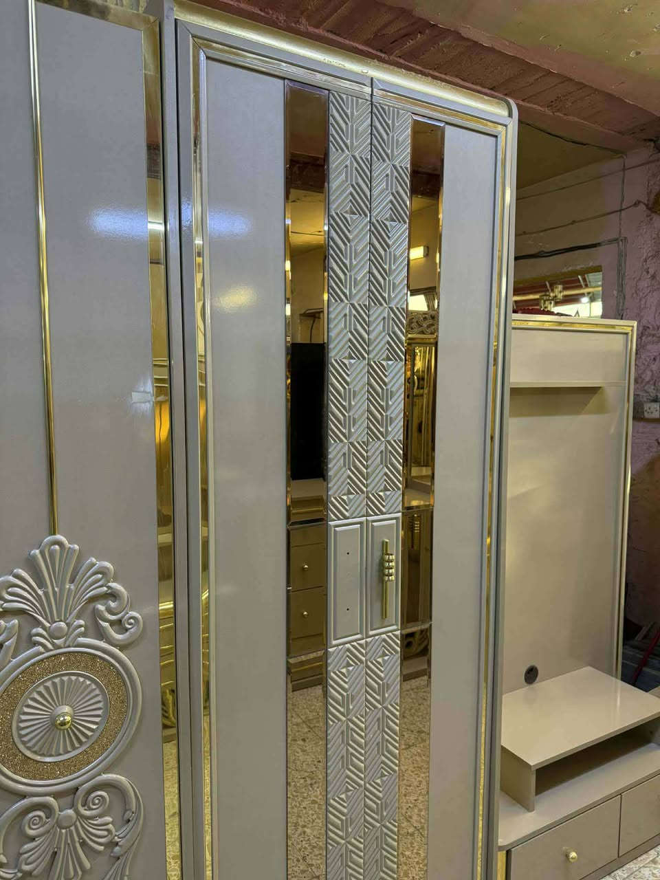 ✨ غرفة تركية ملكيه 👑 الاصلي مودرن ✨
🚪 نظام أبواب  11 قطعه بروفايل فاخر
🛏️ سرير ضهر بلوك بمخزن عملي جام برونزي انيق🫰❤️‍🔥
🧵 قماش وتر بروف أصلي 
✨ نظافة 99💯
🚚 شد ونقل مجاني داخل بغداد
📦 توصيل للمحافظات بأسعار رمزية

📍الموقع بغداد الجديدة
📩 للاستفسار راسل خاص 🫰❤️‍🔥


**إذا كنت صاحب هذا الإعلان وتريد حذفه لأي سبب، رجاءا أرسل رسالة إلى الدعم الفني**