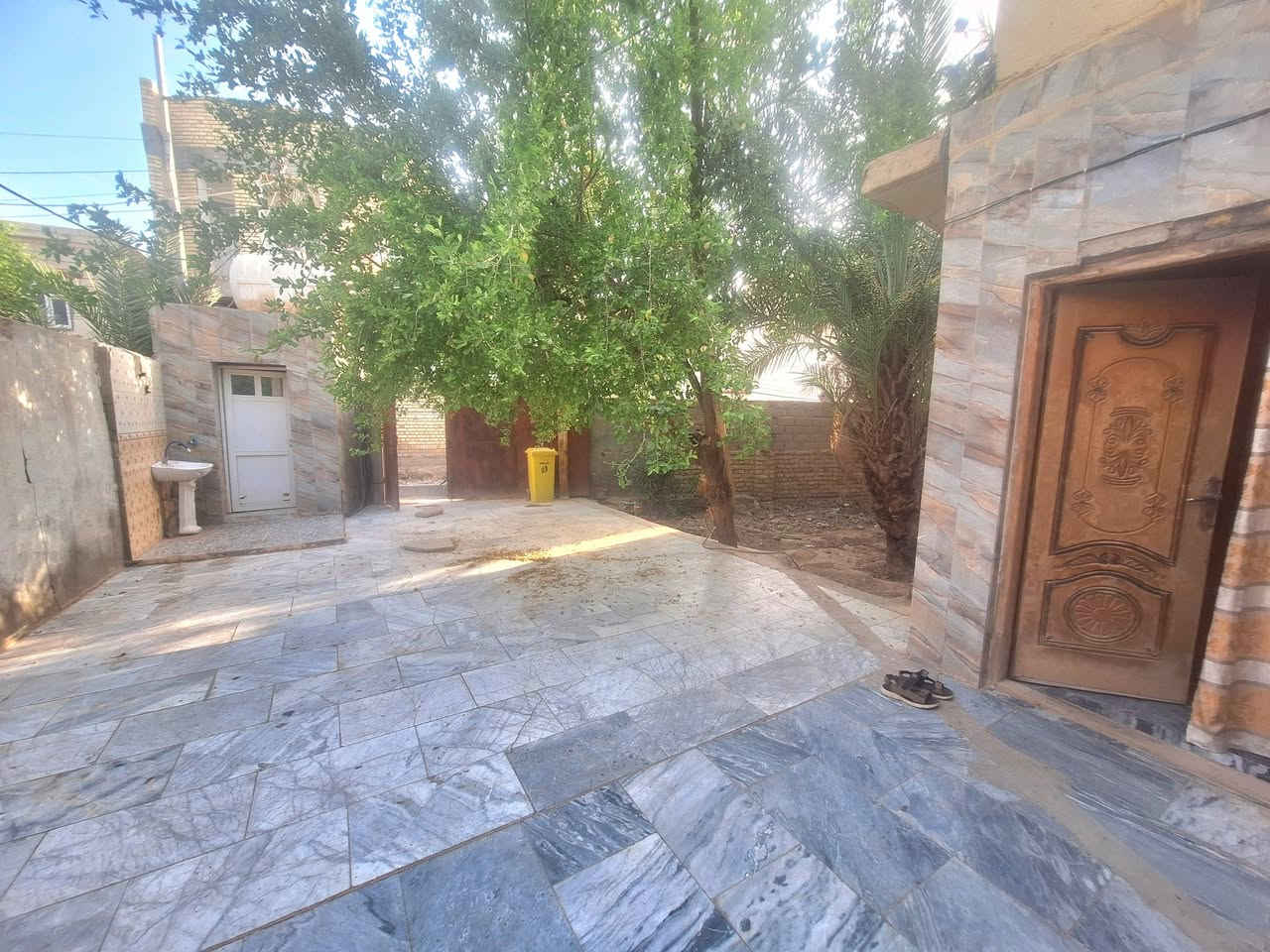 بيت ٣٢٥متر طابو صرف بخنيطله قرب الجنسيه سعره ١٤٠ مال مستعجل 
يحتوي غرفتين صاله استقبال مطبخ ساحه كبيره ترك داير عالبيت واجهه عريضه 
البيت  سكني عالي بحاله جيده 
*********** علي عبدالكاظم
