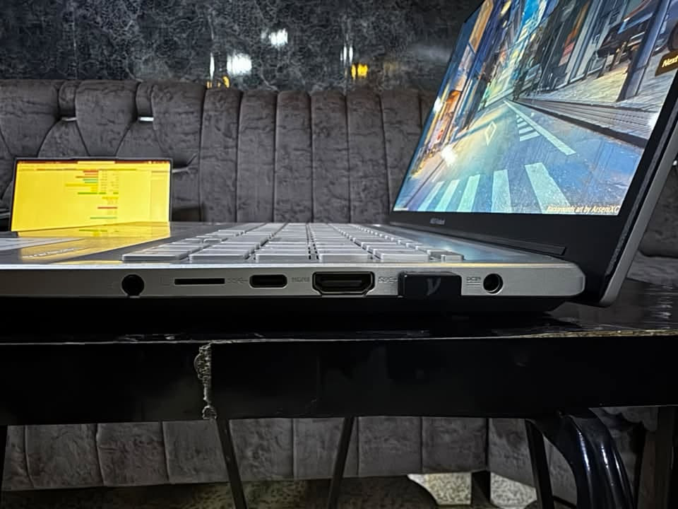 💻 للبيع: لابتوب ASUS Vivobook Pro 15 OLED (شبه جديد)
المواصفات التقنية:
 الموديل: ASUS Vivobook Pro 15 OLED (M3500Q)
 المعالج: AMD Ryzen 5 5600H (معالج قوي جداً للألعاب والمونتاج)
 كرت الشاشة: كرتين شاشة المجموع (المدمج + كرت خارجي قوي NVIDIA GeForce RTX بحجم 4 جيجابايت)
 الذاكرة العشوائية (RAM): 8 جيجابايت DDR4 بسرعة 3200 MT/s
 الهارد (التخزين): 512 جيجابايت SSD (سريع جداً في الإقلاع وتشغيل البرامج)
 الشاشة: شاشة خرافية OLED بألوان حقيقية 100% DCI-P3 ومريحة جداً للعين.
ميزات إضافية:
 نظام صوتي احترافي من شركة Harman/Kardon.
 نظام تبريد بمروحة مزدوجة لأداء مستقر أثناء الضغط.
 كاميرا تحتوي على غطاء حماية للخصوصية (Privacy Shield).
 لوحة لمس (Touchpad) بحجم كبير وسلسة الاستخدام.
للأستفسار ‭***********‬ واتساب
