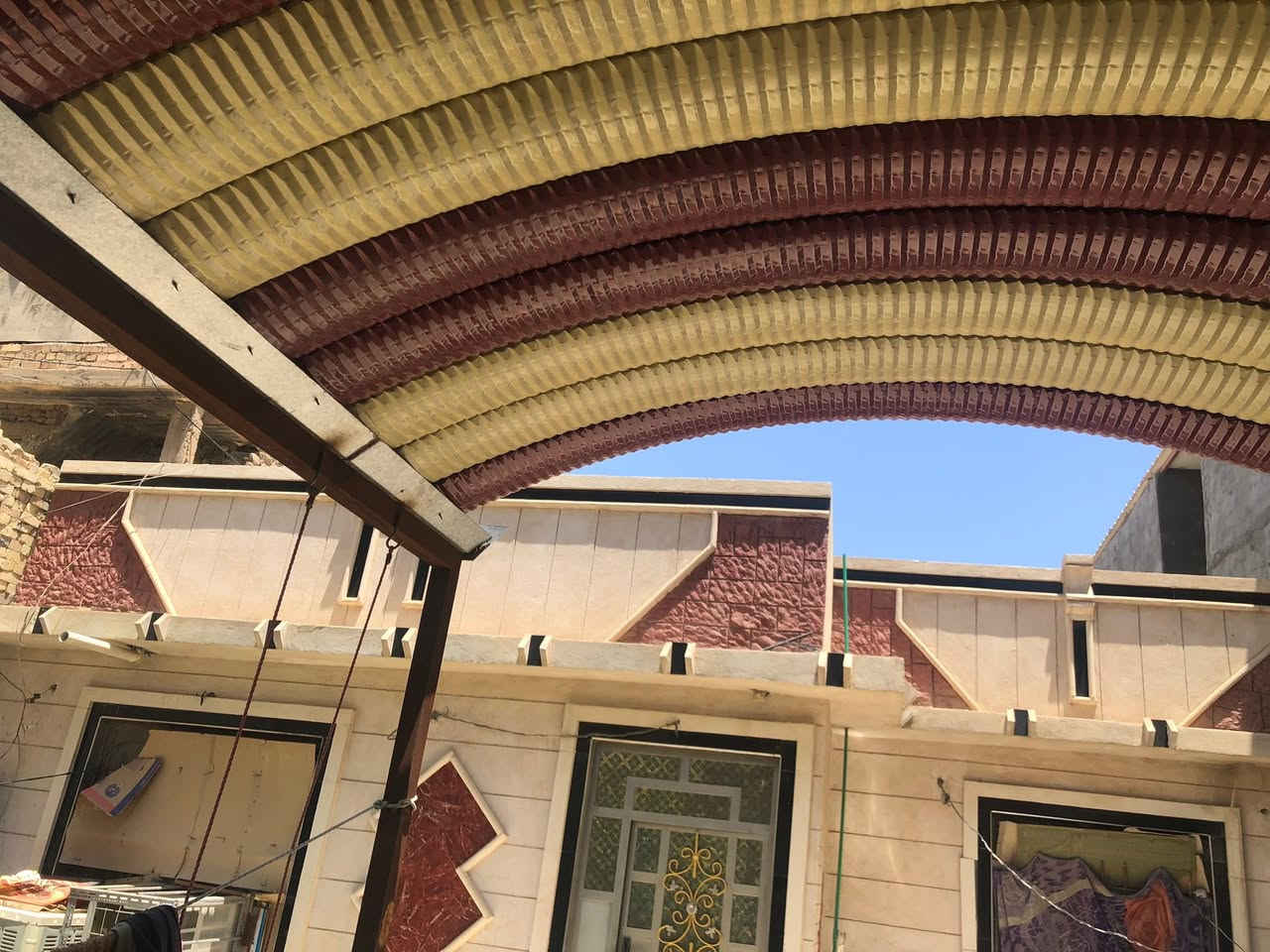سلام عليكم بيت مساحه 200متر للبيع البيت كامل وحديقه بيه وغرفه فوق واحده للستفسار المراسله خاص او على الرقم *********** بيه واتساب المكان حي السكلات الشهداء
