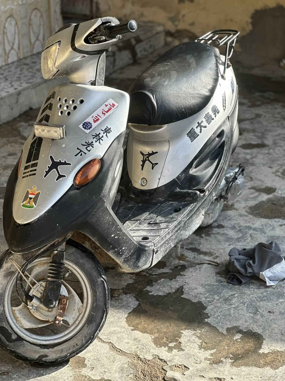 لسلام عليكم شباب دراجه 60 المحرك نضيف الكفرات بلاديات لونها ازرك انه صبغته رصاصي كابريته امس مبدلها ويرات بريكات بنزات كله جديد اي نقص مابيها سلف كهرباييات كله شغال السعر 350 قفل مكاني الزبير ***********
