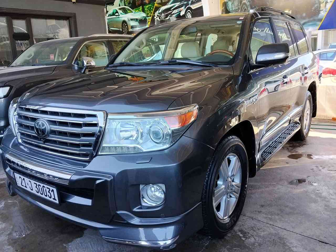 موديل 2013 كفاله بدون صبغ بريم حجم المحرك 5700 فول مواصفات
ماشي 152,000 كيلو متر السعر 380 وبيها مجال 
***********
