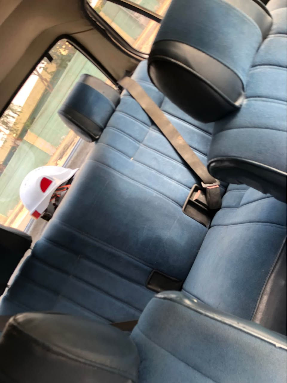 🚗 BMW 320 – موديل 1991 🚗
📌 المواصفات:
🔹 الفئة: 320
🔹 الموديل: 1991
🔹 القير: أوتوماتيك
🔹 الماشي: 240,042 كم
🔹 السيارة نظيفة وما ناقصها شي
🔹 مصبوغة عام (بدون حوادث قوية حسب المعاينة)
🔹 المحرك والكير بحالة جيدة جدًا
❄️ التبريد:
الكمبريسر شغال
الفان يشتغل
تحتاج فقط تعبئة غاز (ما يطي هواء بارد حاليًا)
💡 الكهربائيات والإنارة:
إضاءة زنون شغالة بالكامل
كهربائيات كاملة
إنارة داخلية شغالة
قير ومحرك وضعهم ممتاز
🎵 الداخلية والصوت:
مسجل بلوتوث
الصوت شغال
الداخلية نظيفة جدًا
ما بيها شك أو مشاكل
🔧 الصيانة:
معمول إلها قبل فترة:
أدامة لمنظومة البنزين
ماء
كهرباء
اريل كهرباء (يصعد وينزل)
📄 السنوية:
غير ساقطة ✅
💰 السعر:
35
قابل للتفاوض بحدود بسيطة جدًا
📞 ملاحظة:
يرجى من المشتري يجيب وياه شخص يفتهم بالسيارات حتى تسهل عملية البيع إله ولي 🌹
📱 رقم الهاتف *********** بغداد, العراق
