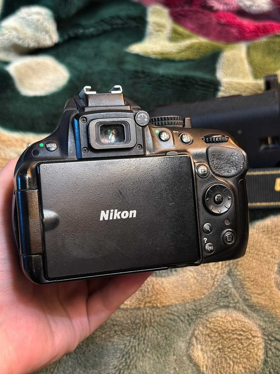 نيكون d5200 استخدام مال بيت جدا قليل وياها عدستها الاصليه + حزام + بطاريه عدد اثنين + كرب مال بطاريه نظافه الكامره 100% 
السعر 350 الف وبيها مجال


**إذا كنت صاحب هذا الإعلان وتريد حذفه لأي سبب، رجاءا أرسل رسالة إلى الدعم الفني**