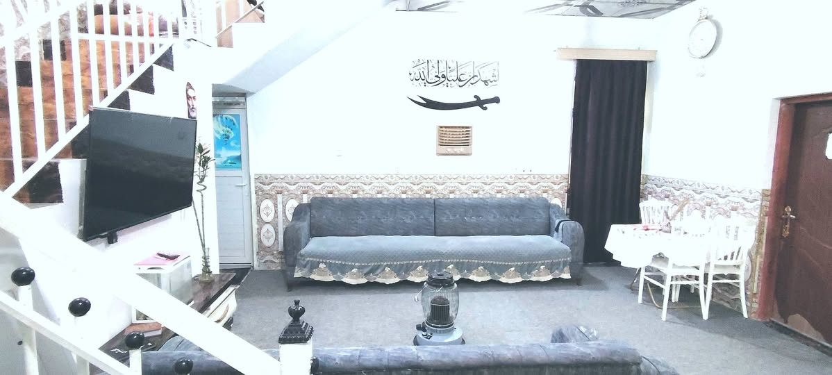 دار للبيع او المراوس المساحة 117 متر
يتكون من غرف عدد 2 وحدة فوگ ووحدة جوة قياس كل غرفة 5-4
مطبخ 4-3
حمام داخلي 2-2
حمام خارجي 1-1
منور 
صالة كبيرة
استقبال 4-3
سطح واسع
وگراج واسع
مكان البيت حي الامير خلف الصناعة وتؤدي اليه عدة طرق مـِْن شارع الفرات وشارع الامير وشارع الصناعة بيت متكامل من كل الخدمات 
للأستفسار الاتصال ***********
