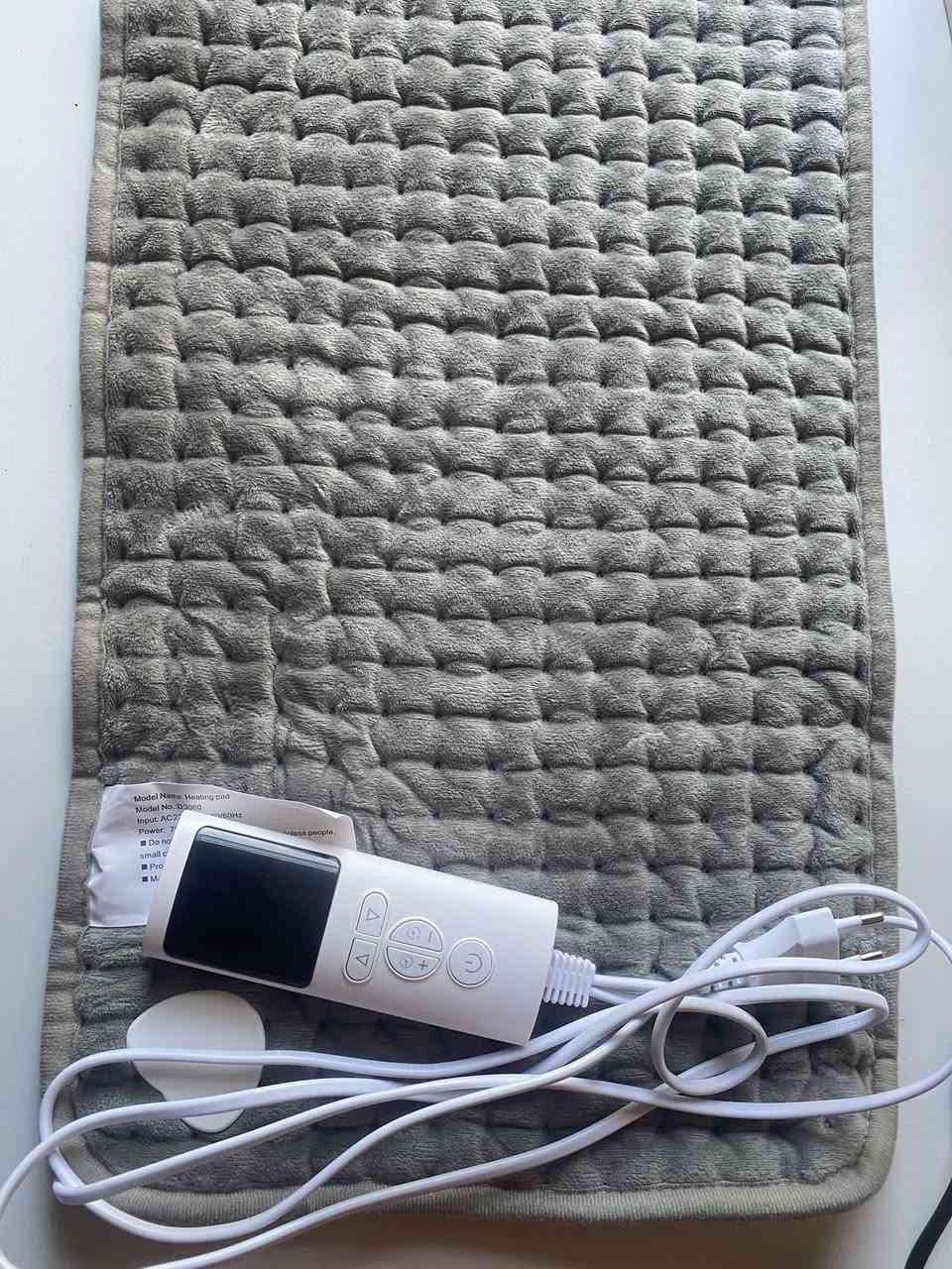 وسادة تدفئة مرنة، وهي أداة علاجية ومنزلية شائعة.
• الوظيفة: تُستخدم لتوفير حرارة موضعية لتخفيف آلام العضلات، تشنجات الظهر، أو لمجرد التدفئة في الأجواء الباردة.
• وحدة التحكم: الجهاز مزود بجهاز تحكم سلكي يحتوي على شاشة رقمية وأزرار للتحكم في:
• درجة الحرارة: (أزرار الزائد والناقص أو الأسهم) لضبط مستوى السخونة المطلوب.
• المؤقت: لضبط وقت التشغيل والإيقاف التلقائي لضمان الأمان أثناء الاستخدام.
• التصميم: مصنوعة من قماش ناعم (مخملي غالباً) لراحة الجسم، وهي قابلة للطي أو اللف لسهولة التخزين.

السعر 10 الف


**إذا كنت صاحب هذا الإعلان وتريد حذفه لأي سبب، رجاءا أرسل رسالة إلى الدعم الفني**