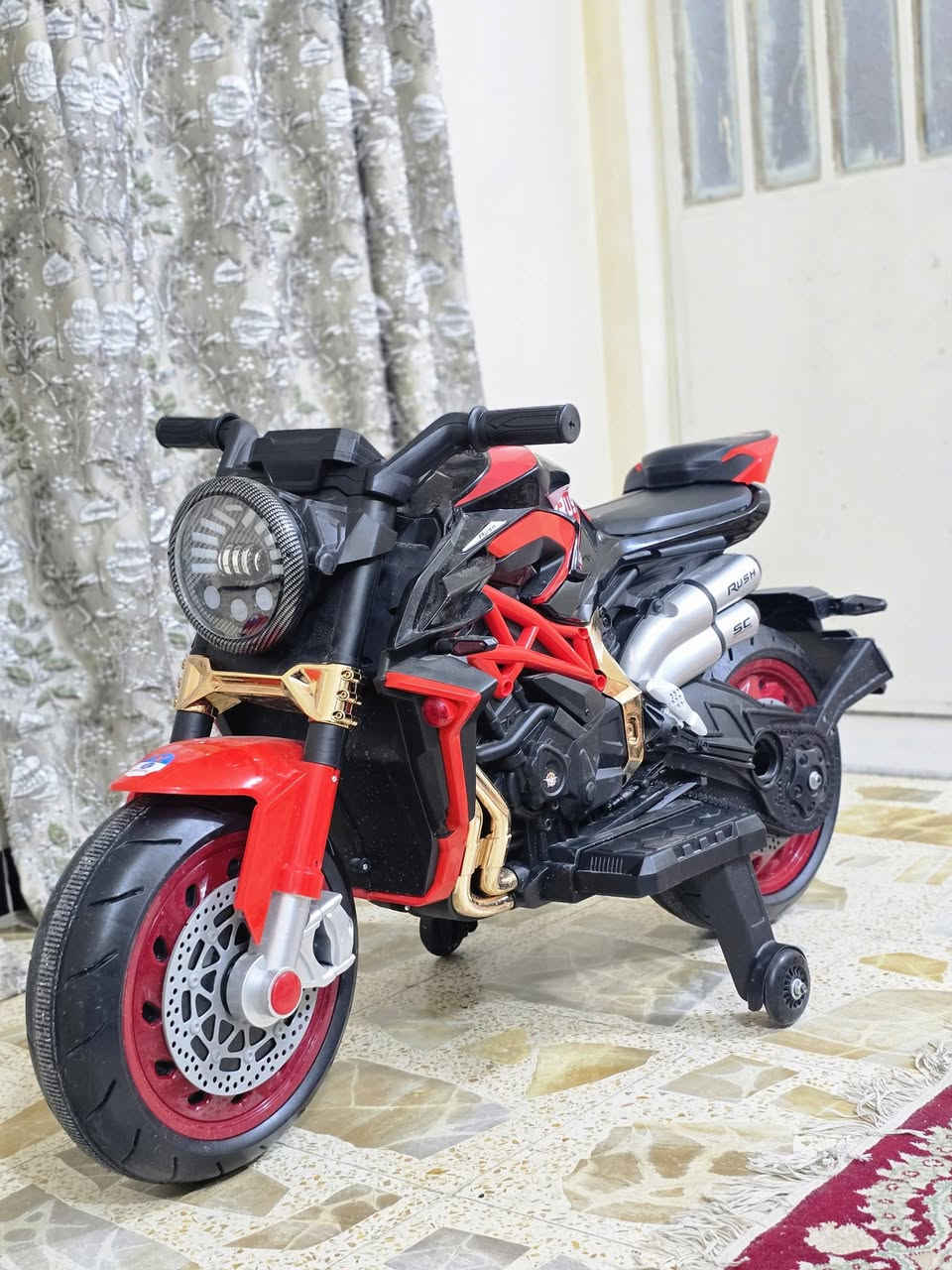 دراجة اطفال شحن العمر من سنه ١ الى ١٠ سنوات 
بطارية ١٢ فولت جديده جدا %100 قبل يومين اخذتها ب ١٧٥  ورايدها ١٢٥ سبب البيع الطفل ميعرف يسوقهاا 
***********
