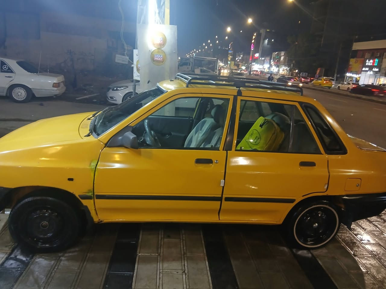 السلام عليكم سايبة موديل 2011 
مصبوغة عام تخم تاير جدبد 
باتري جديد كير محرك جديد 
شواصي نضاف سيارة ب اسمي سنوية 2030  
مصفرة هية وغرامات مكاني بغداد سيدية ***********
