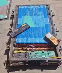 اللي بدل بطارية سيارته اشتري البطارية التالفة للتواصل واتس اب ٠٧٧١٢٩٣٨...