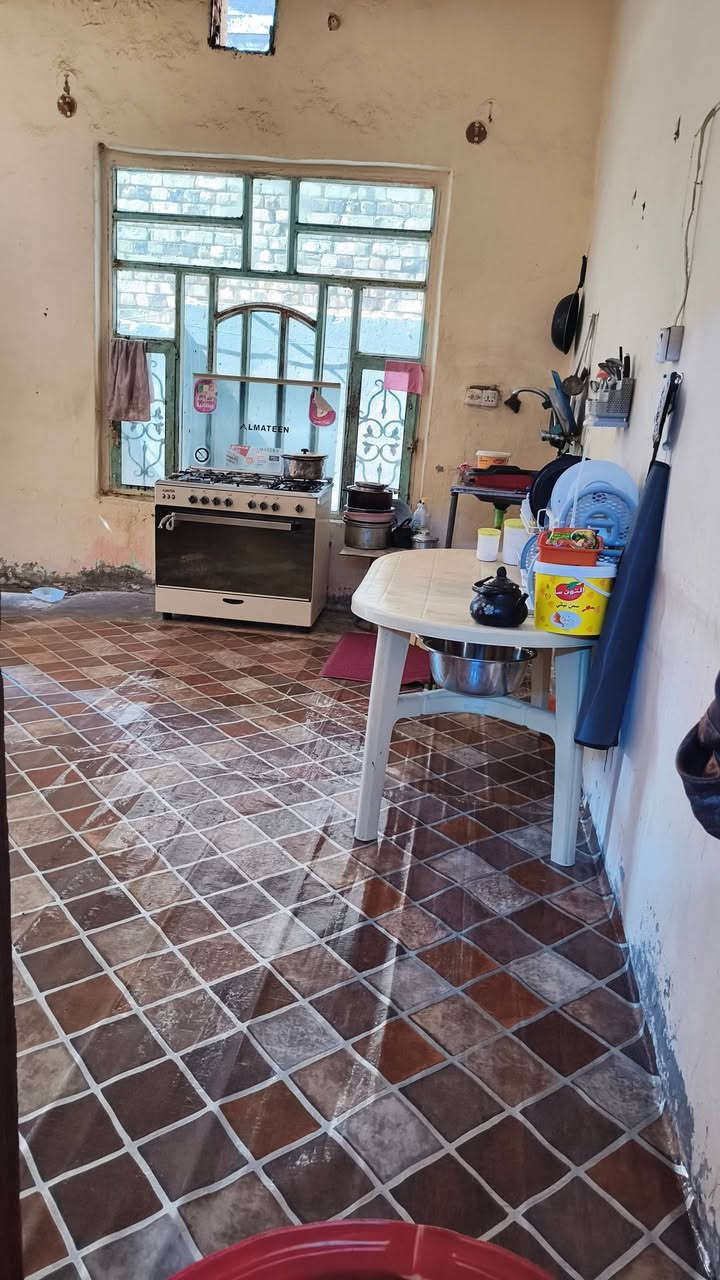 السلام عليكم بيت للبيع قرب ساحة الطف بحي زهراء يتكون من غرفتين وصالتين واستقبال ومطبخ وصحيات خارجيه وداخليه ومدخل مساحة ٣٠٠مترلاتصال على رقم ‏‪***********‬‏ ملاحظة بناء طابوك سعر خاص
