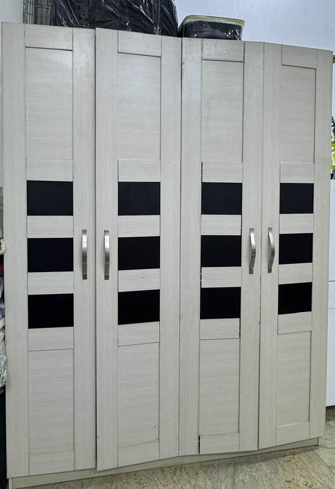 سلام عليكم من رخصة الادمن كنتور صاج اصلي للبيع مكون من اربعة ابواب العرض 160 سنتمتر الارتفاع 2متر السعر 200 وبي مجال مكاني 
البصرة التنومة الصالحية الرقم *********** التواصل واتساب فقط
