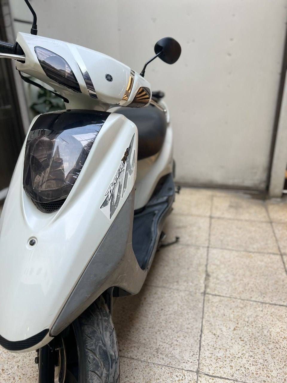 سلام وعليكم دراجه بريز للبيع مكفوله مكيناه وكفرات مختمه وختم واحد بريك لمامي دسك ودراجه كابريتر وياة المكاتبه والمنفيس وثنين سويچات كهربائيات شغاله السعر مليون وبيه مجال للشراي العنوان بغداد مدينه الصدر الرقم للستفسار ***********
