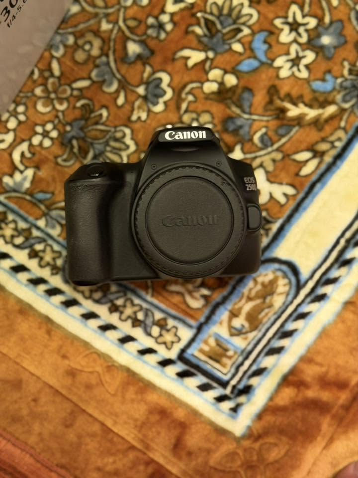 السلام عليكم ورحمة الله وبركاته 
كامرة كانون EOS 250D
مع الملحقات 

عدسة كانون EF 75-300mm

عدسة كانون EFS 18-55mm 

عدسة كانون 50mm

جاهز كاترير للإضاءة الخارجية

مع البطارية والشاحنة والرام وتحويلة سحب الصور من الرام  

النضافة من ٩٩ إلى ١٠٠ وضمان مابيه اي شخط جدا حدا نضيفة واستخدام شخصي قليل جدا 

السعر ٨٢٥ وبي مجال بسيط 

للتواصل والاستفسار ***********
متوفر واتساب 
المكان بغداد
