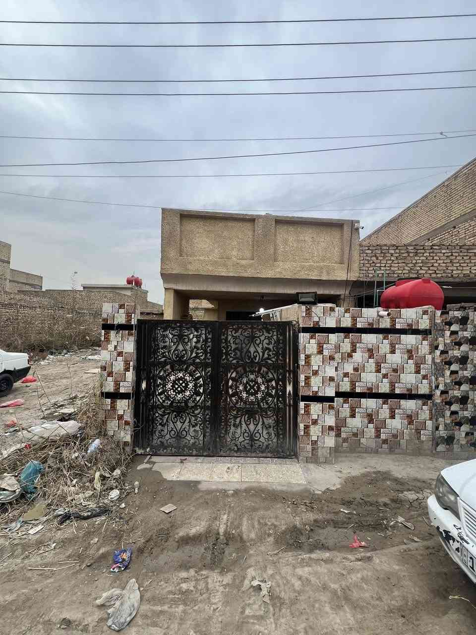 سلام وعليكم الدار البيع مساحه 100 متر وجه 5 ونزال 20 يهتوي على غرف ثنين نوم وصاله وحولي ومطبخ معا حمام دخلي وخارجي العنوان الف خلف حسام ابو جمله ..📍الستفسار *********** وتساب +هاتف ***********
