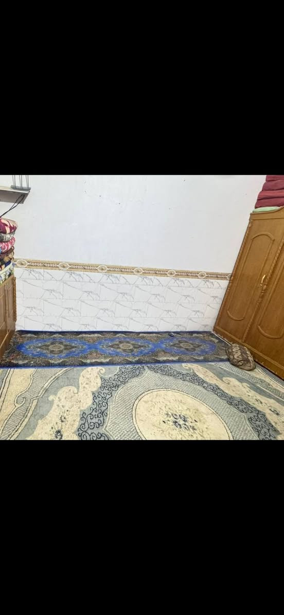 السلام عليكم بيت للبيع بحي الامام المهدي مساحه ١٠٠متر مربع طابوق كونكريت طابق واحد غرفه وصاله ومطبخ واستقبال وصحيات بنيان جديد على شارع ٤٠ للتواصل ***********
