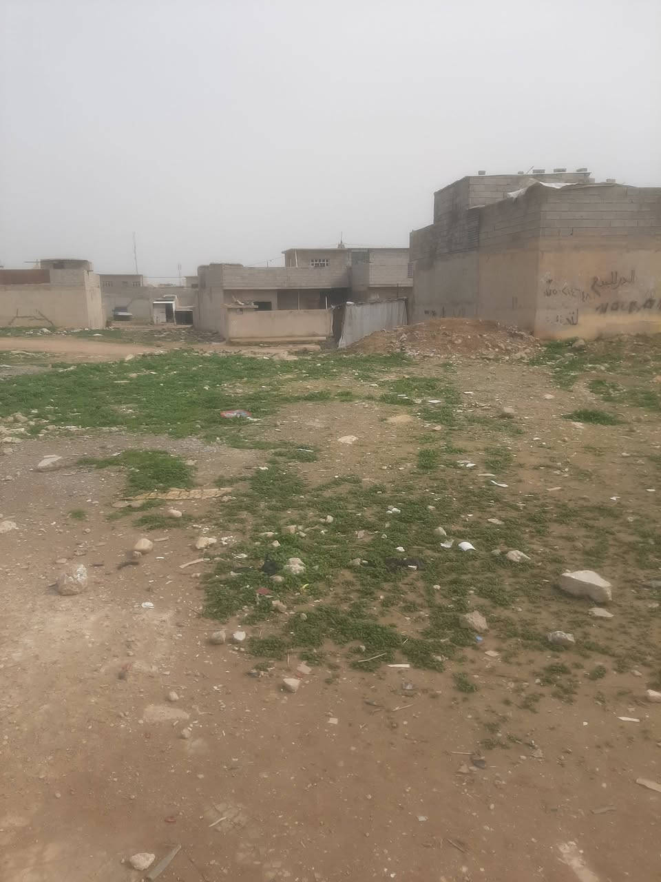 السلام عليكم أرض البيع المكان رجم حديد يم المجسر المساحه ١٠٠متر سعر مناسب ***********
