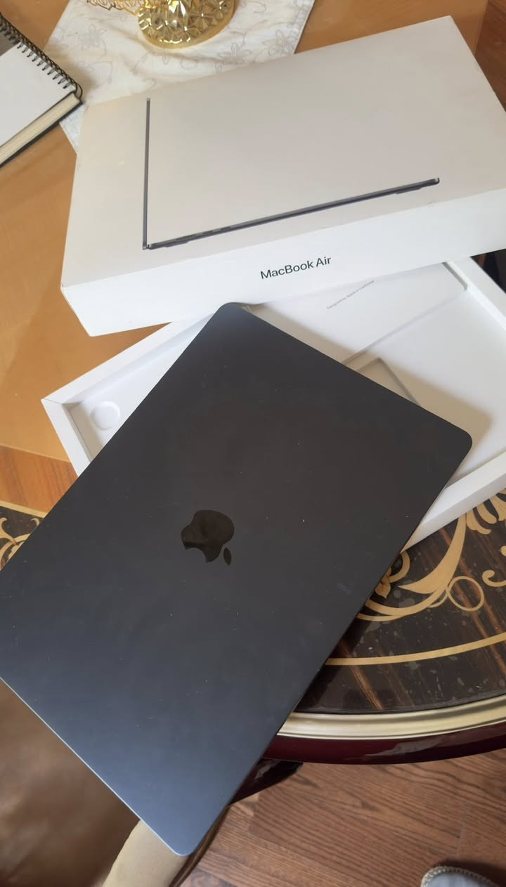 ماك بوك air M2 2023 15.0 دورات الشحن ١٢٦ الكيبورد انكليزي فرنسي بدون كارتون و بدون شاحنه فقط موجود الواير مالته رايده بسعر ٩٣٠ الف  الي جاد يدزلي عل واتساب  ***********

