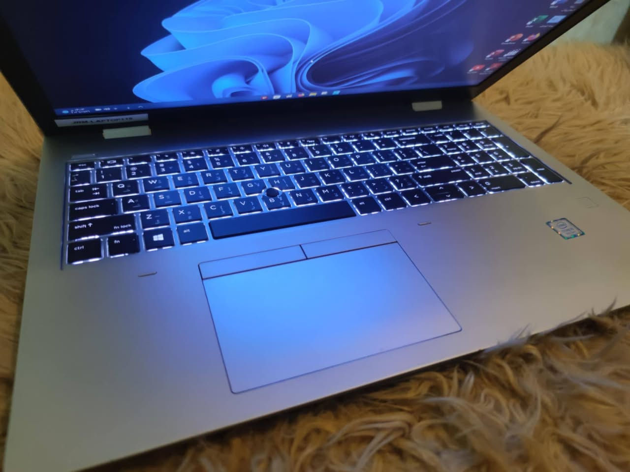 لابتوب من شركة hp
المعالج كوراي5 intel
الجيل الثامن 
الرام 8كيكا DDR 4 
الذاكره 256 SSD كيكا
حجم كبير 15.6انج  بدقة عاليه full HD 1920
الويندوز 11 برو 
كيبورد ضوئي عربي انكليزي ليزري 
يحتوي على منفذ قارى اقراص DVD وباقي منافذ
العنوان  الحويجه ناحيه الزاب ***********
