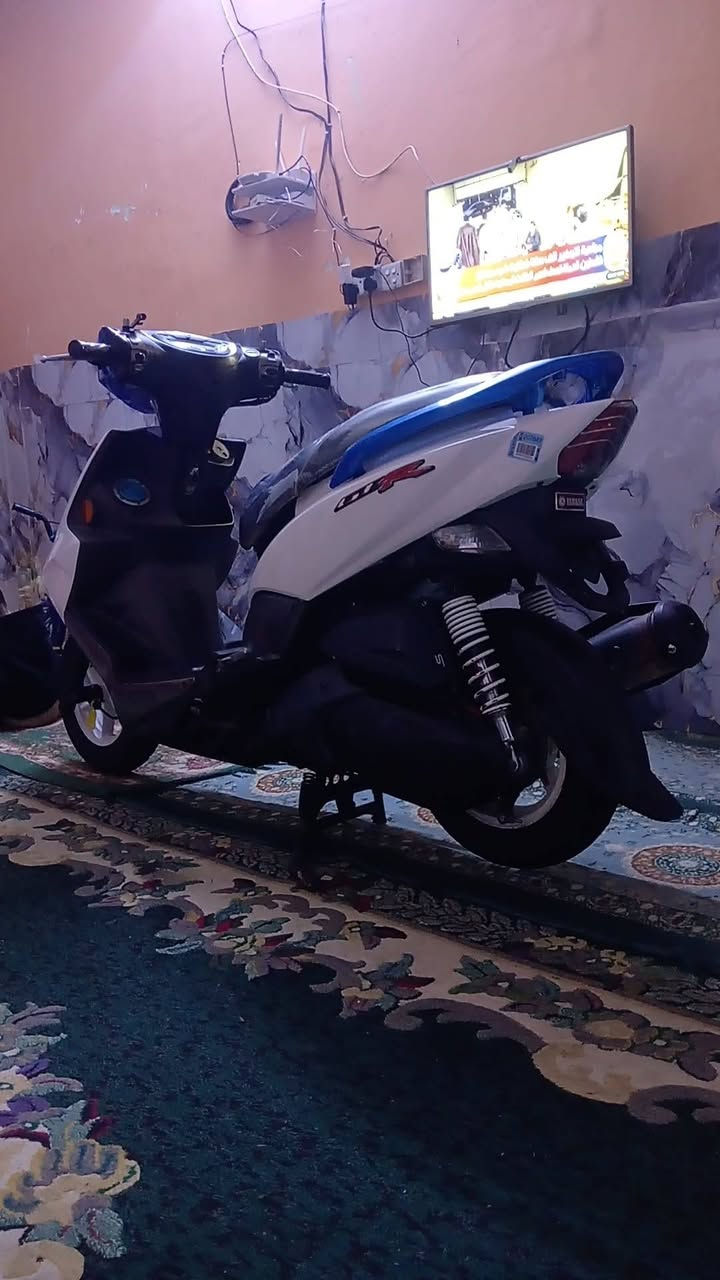 سلام عليكم
جيتي ار للبيع 
موديل 14 دراجة كفالة مكينة ما مفتوحة كهربائيات كاملة 
دراجة خير من الله عليهة منضومة زنون دشبول 3 الوان 
قبق فلاوين سمائي يدات بريك سمائي قبق بانزين سمائي 
مكاني بغداد سعر خاص او
***********
