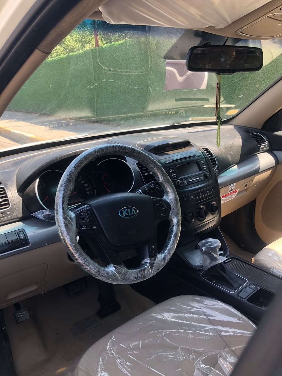 كيا سورنتو موديل ١٥ خليجي محرك ٤ سلندر دوش ٧ راكب تبريد قطعتين السياره كفاله عامه مكينه وكير ع شركه ما مفتوح فقط بيها صبغ با الحافه مال جاملغ شي قليل سعرها ١٤٥ 
***********
