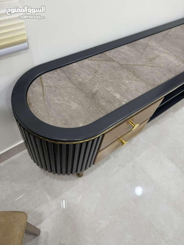 ميز بلازما اصلي ثقيل استعمال قليل مشترينه من الجشعمي طوله 160 سم وعرضه 40 للبيع 125 الف وهذا موسعره وبي مجال للشراي***********
