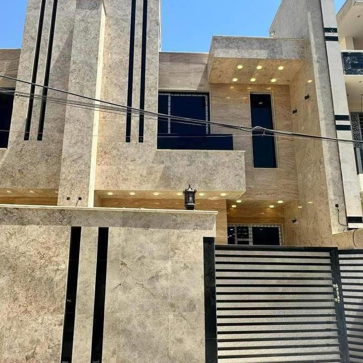 #علي_يوسف_للاستثمار_العقاري

للبيع في السيدية 

الموقع الضباط خلف شارع الكويتي موقع مميز جدا 

تونات عدد 2 
المساحه 162  متر الواجهة 6:50 م نزال 25 م 

#المحتويات 
:: يحتوي الطابق الاول على كراج ومدخلين وصاله ومطبخ وهول داخلي وخدمات صحيه وغرفه نوم ماستر 
:: ويحتوي الطابق الثاني على 3 غرف نوم وخدمات صحيه 

الطابق الثالث  بيتونة

#السعر675مليون مع المجال

إذا كنت تبحث عن فرص استثمارية عقارية في السيدية، يفضل عليك التواصل مع مكتب علي يوسف للاستثمار العقاري للحصول على المزيد من المعلومات والاستشارة.

📞 للاستفسار:  

***********  
***********  
***********  

📍 أو زورونا في مكتب علي يوسف للاستثمار العقاري  
السيدية – شارع الخيزران – مقابل ماكسي مول – مجاور نيكست لايت.
