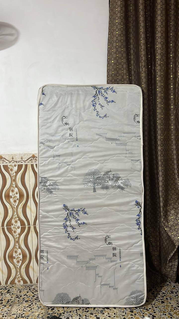 السلام عليكم جرابي اطفال 2 مع الفراش نظاف بدون خدش قيم و اخذ بالي يرضي الله ***********
