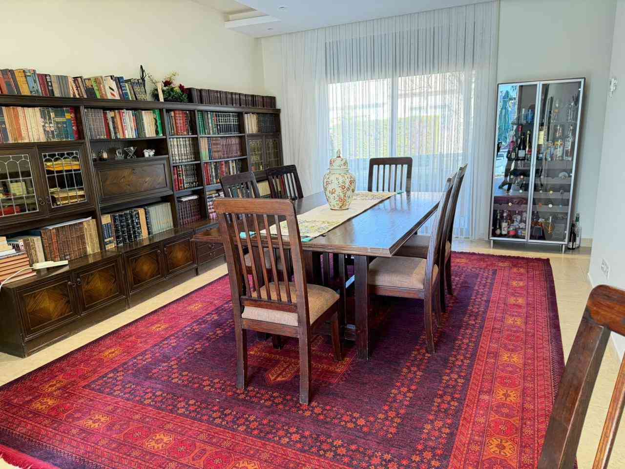 من رخصة الأدمن، ميز طعام حجم كبير ، نظيف جدا مع كراسي جدا نظيفة عدد ٨ ، خشب سنديان ، شغل توصى مو مال محلات ، يعني اللي يدور شي تكمة وجميل يكدر يستفسر على *********** , السعر مليون ونص وبي مجال ، للعلم تكلفة اتوصي جديد مثلة يكلف ٢٥٠٠ دولار ، موجود عندي في اربيل ، تحياتي
